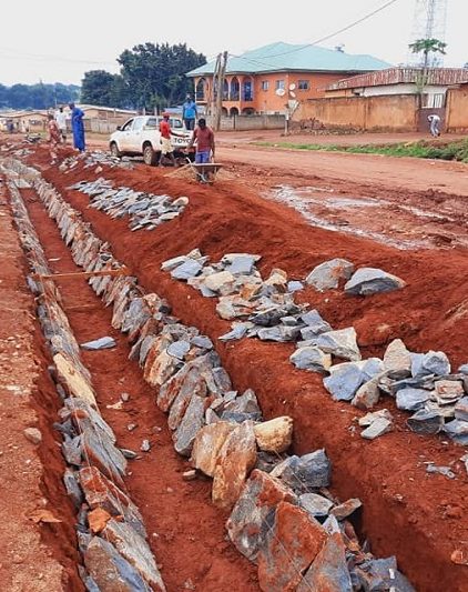 Les travaux de caniveaux continuent du côté de sabongari America