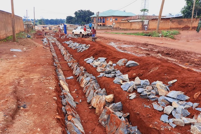 Les travaux de caniveaux continuent du côté de sabongari America