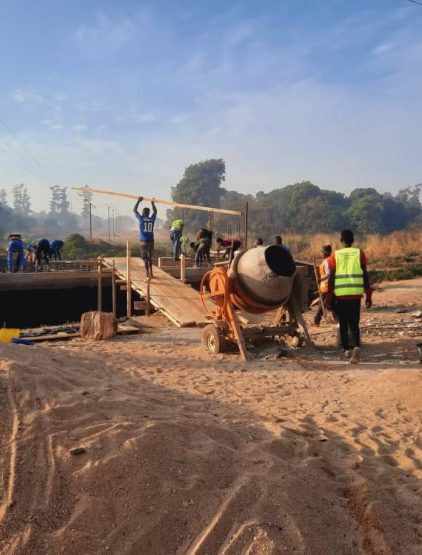 Evolution des travaux du pont qui relie Mbideng et Aoudi couler une couche des bétons 5