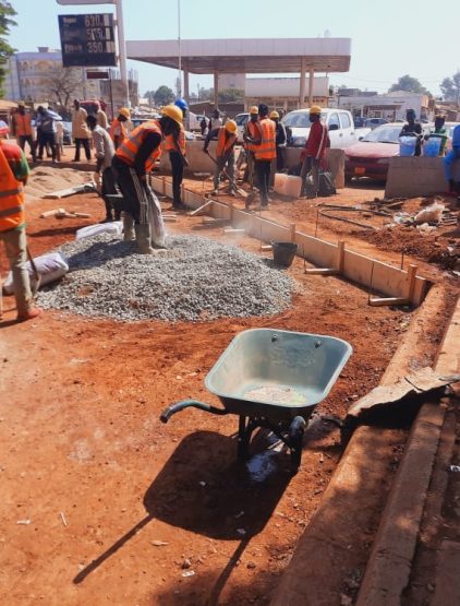 Le début de pose de pavé au carrefour texaco 1