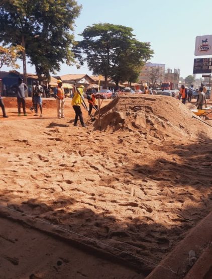 Le début de pose de pavé au carrefour texaco 3