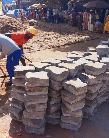 Le début de pose de pavé au carrefour texaco