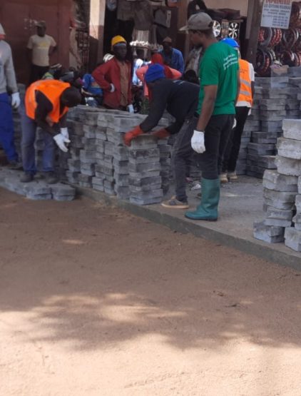Le début de pose de pavé au carrefour texaco