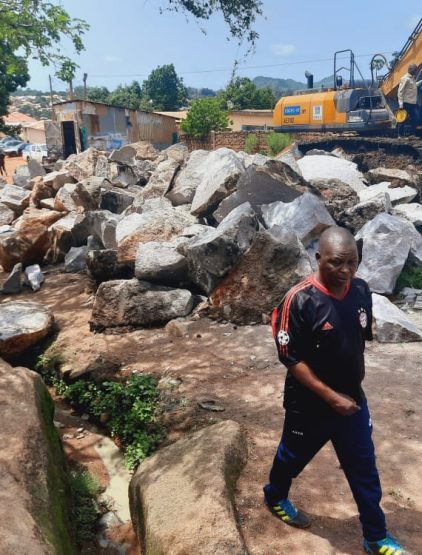 Travaux de déroctage pour l&rsquo;ouverture d&rsquo;une route au quartier sabongari gare 2