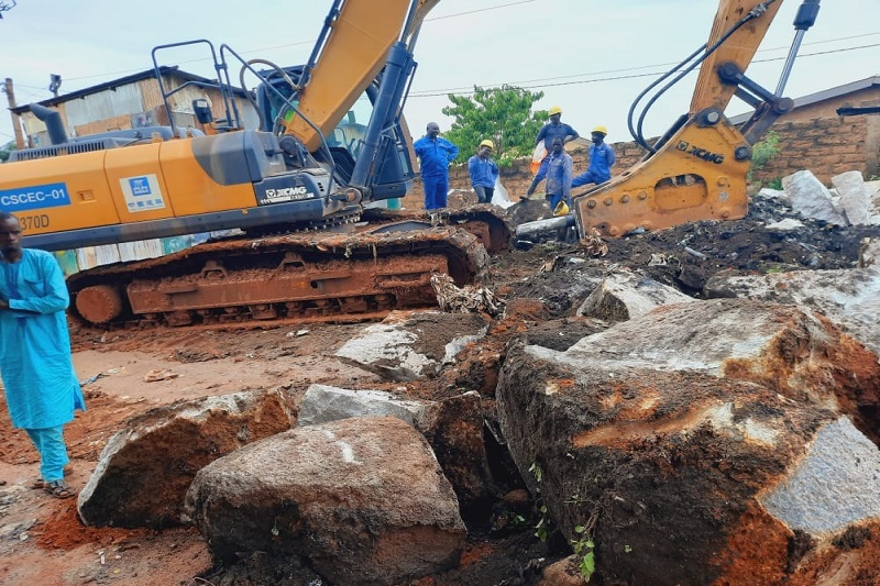 Travaux de déroctage pour l&rsquo;ouverture d&rsquo;une route au quartier sabongari gare 3