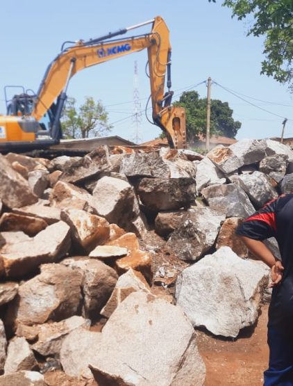 Travaux de déroctage pour l&rsquo;ouverture d&rsquo;une route au quartier sabongari gare 4