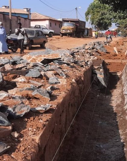 Travaux d&rsquo;électrification, de canalisation et de remblayage du quartier Belaka