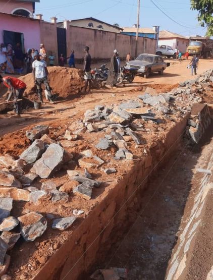 Travaux d&rsquo;électrification, de canalisation et de remblayage du quartier Belaka 1