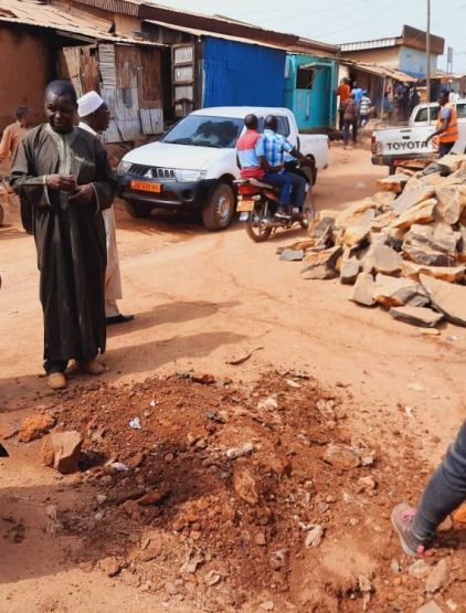 Travaux d&rsquo;électrification, de canalisation et de remblayage du quartier Belaka 4