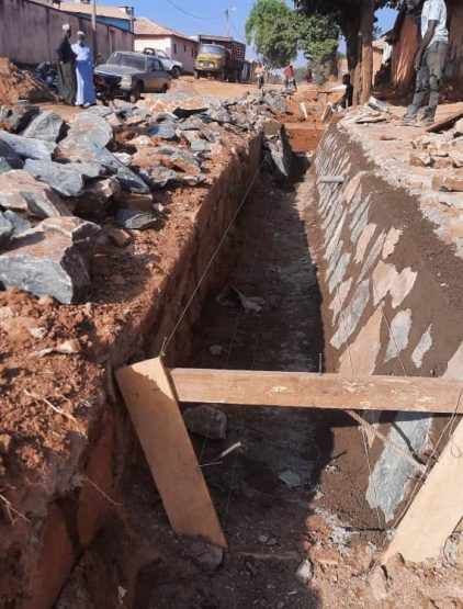 Travaux d&rsquo;électrification, de canalisation et de remblayage du quartier Belaka