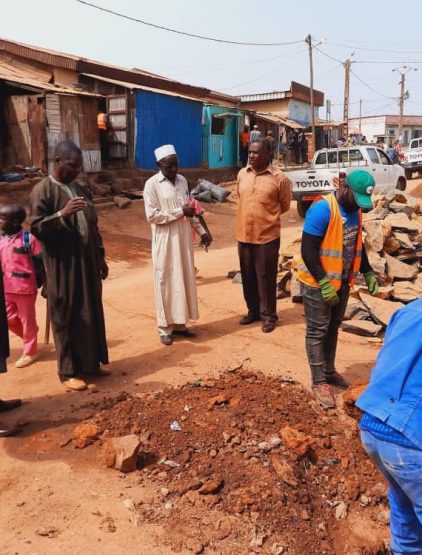 Travaux d&rsquo;électrification, de canalisation et de remblayage du quartier Belaka 5