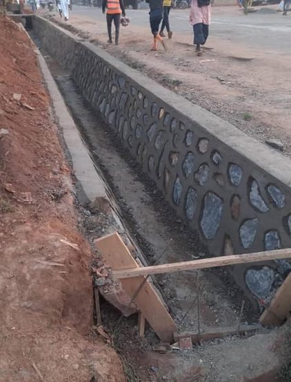 Travaux des caniveaux à la descente de la gare voyageur de ngaoundere 4