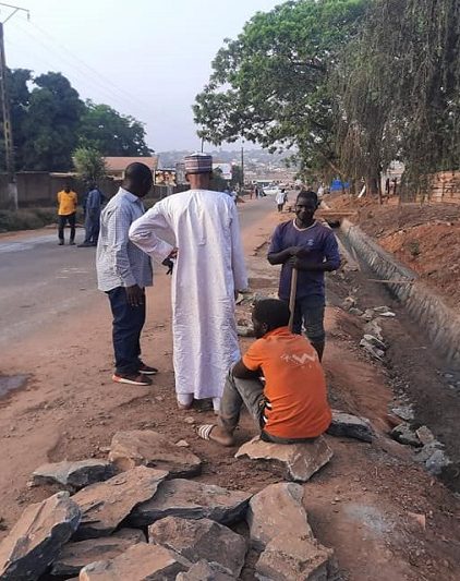 Travaux des caniveaux à la descente de la gare voyageur de ngaoundere