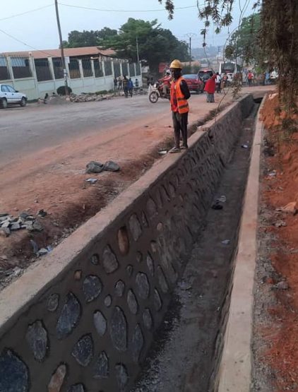 Travaux des caniveaux à la descente de la gare voyageur de ngaoundere 6