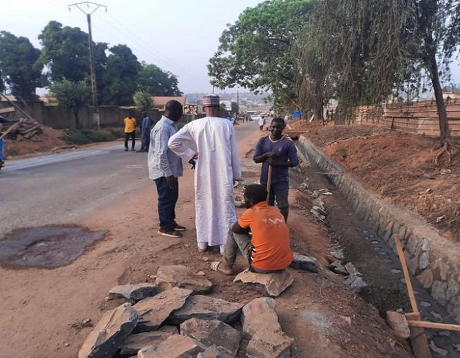 Travaux des caniveaux à la descente de la gare voyageur de ngaoundere