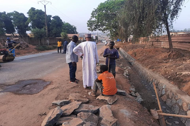 Travaux des caniveaux à la descente de la gare voyageur de ngaoundere