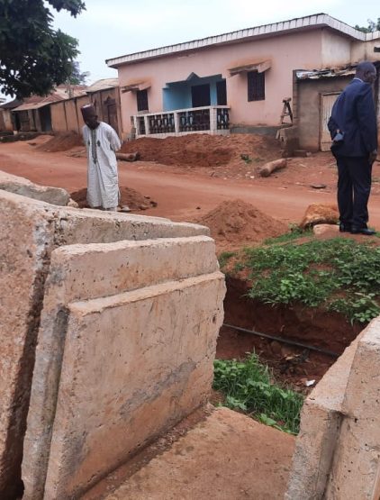 Visite de travaux de curage des caniveaux dans le quartier Haoussa et Belaka 1