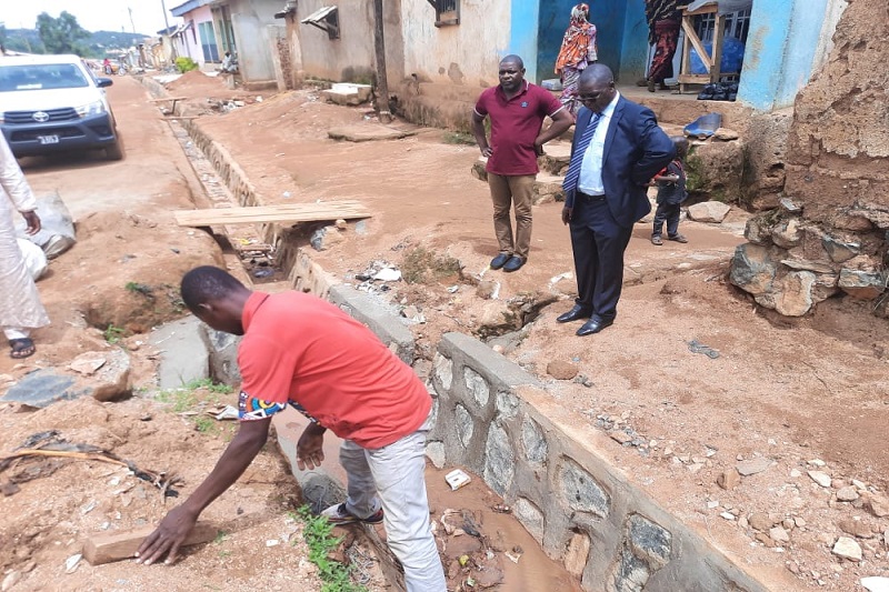 Visite de travaux de curage des caniveaux dans le quartier Haoussa et Belaka 4